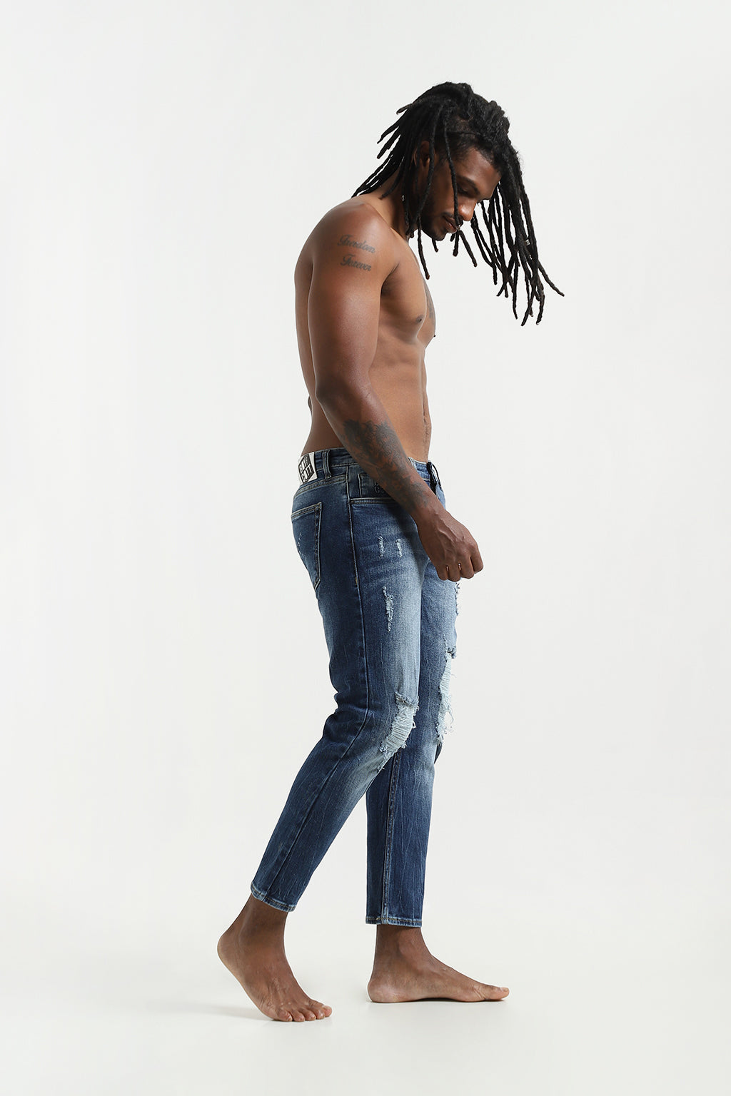 RIPPED ANKLE FIT JEANS