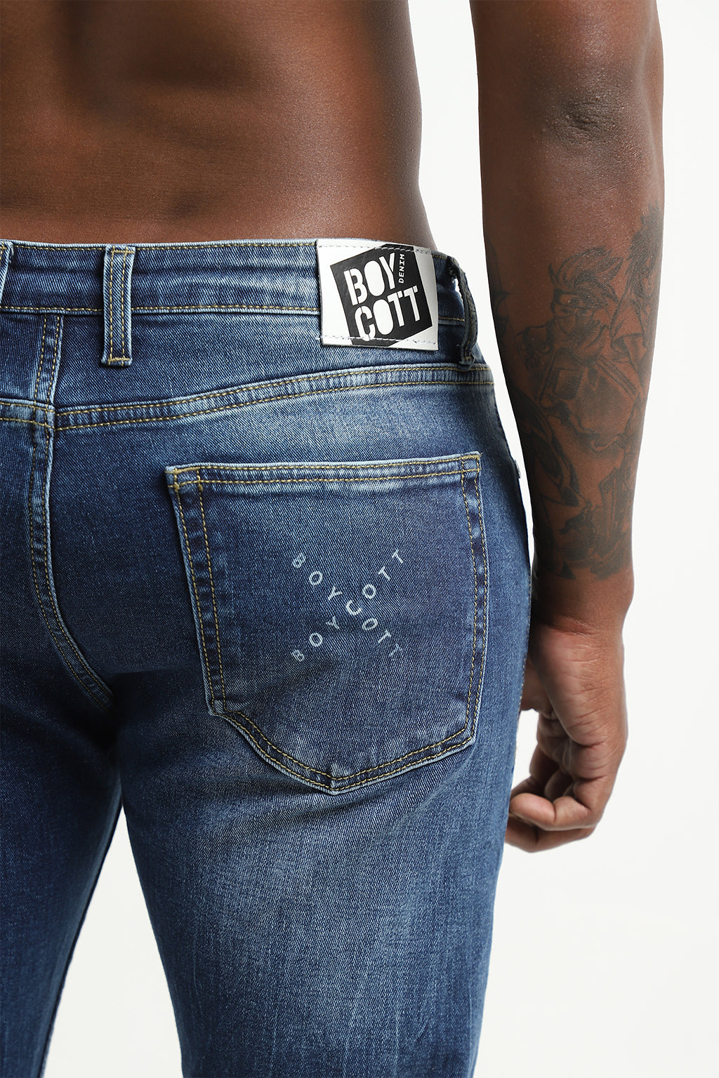 RIPPED ANKLE FIT JEANS